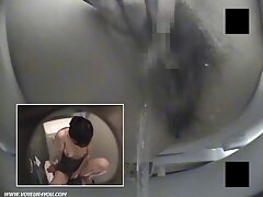 Asiatica si masturba in piscina con il suo vecchie mamme porche dildo.