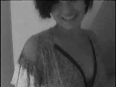 La ragazza mamme troie video bruna carina sorride dolcemente, perché sa che oggi si sta godendo una deliziosa maionese maschile