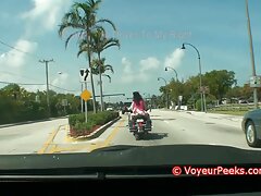 La bella bruna è così annoiata alla mamme troie in cucina fermata dell'autobus che era felice di vedere un uomo con una videocamera.
